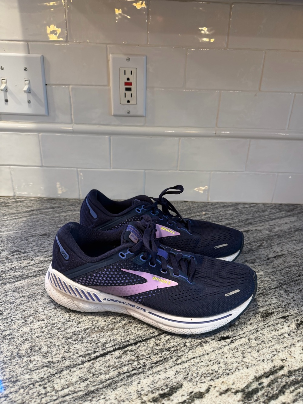Women’s Brooks Adrenaline 22 Size 8
